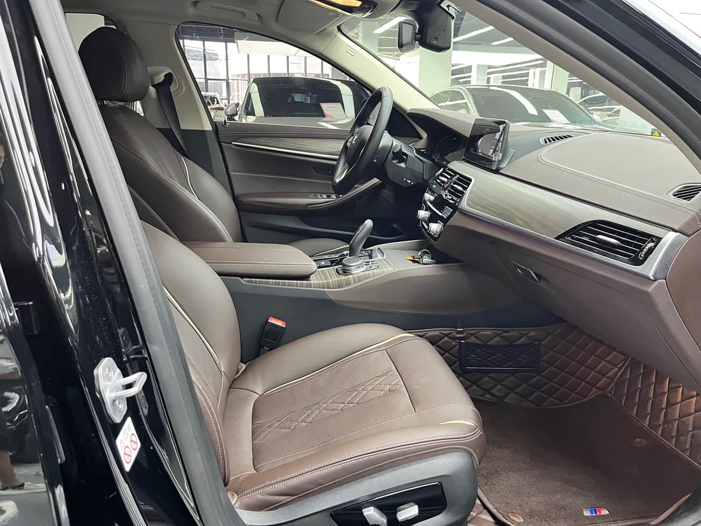 BMW 5 Series New Energy 2019 — Фото 13/18