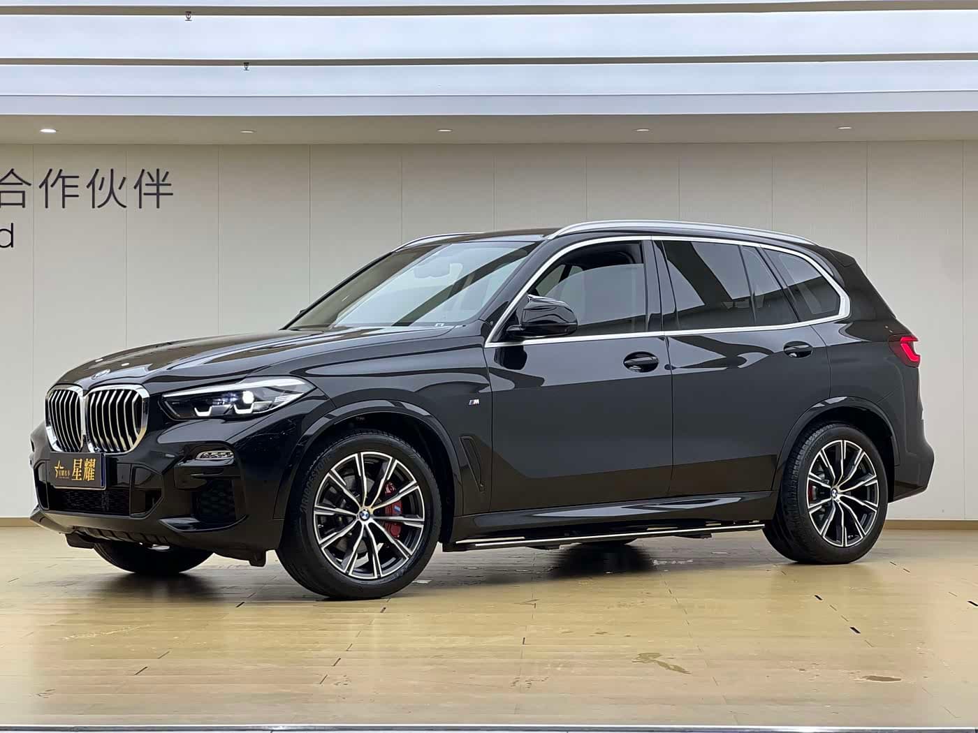 BMW X5 2021 — Фото 1/20