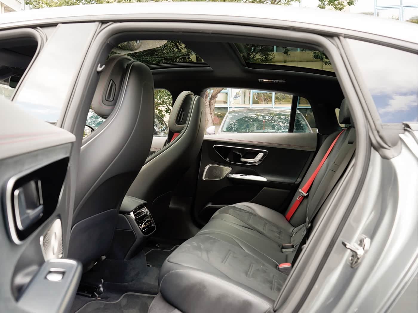 Mercedes-Benz EQE AMG 2024 — Фото 12/19