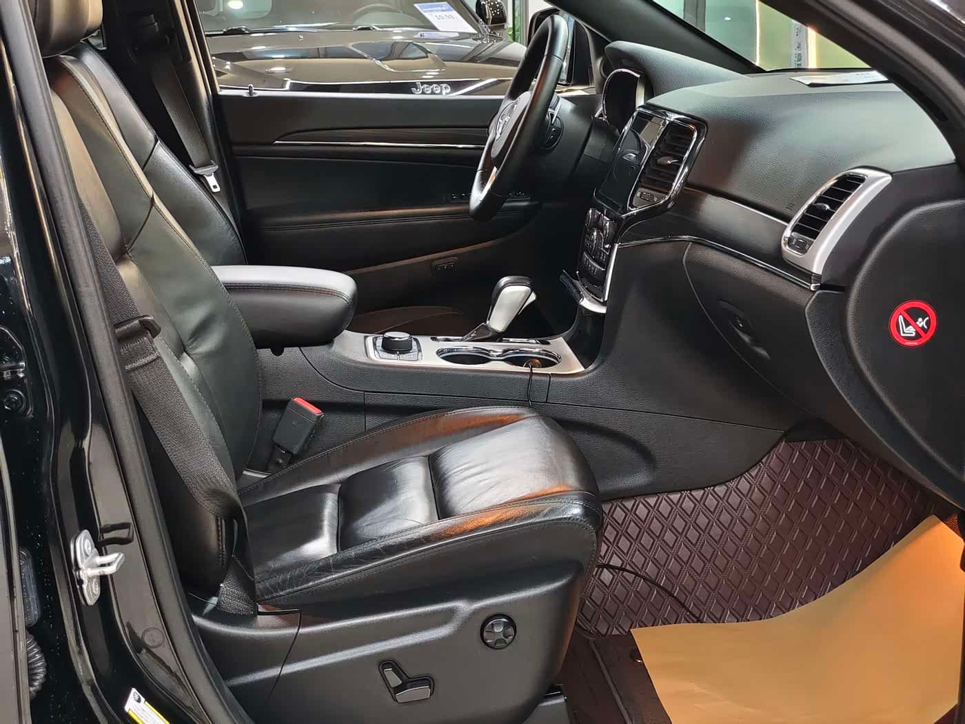 Jeep Grand Cherokee 2021 — Фото 11/20