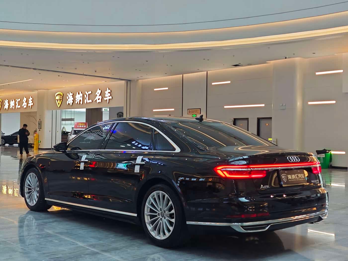 Audi A8 2021 — Фото 3/16