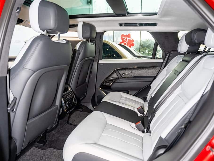 Land Rover Range Rover Sport PHEV 2024 — Фото 13/18