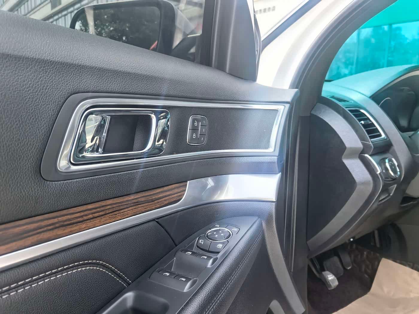 Ford Explorer 2019 — Фото 13/20