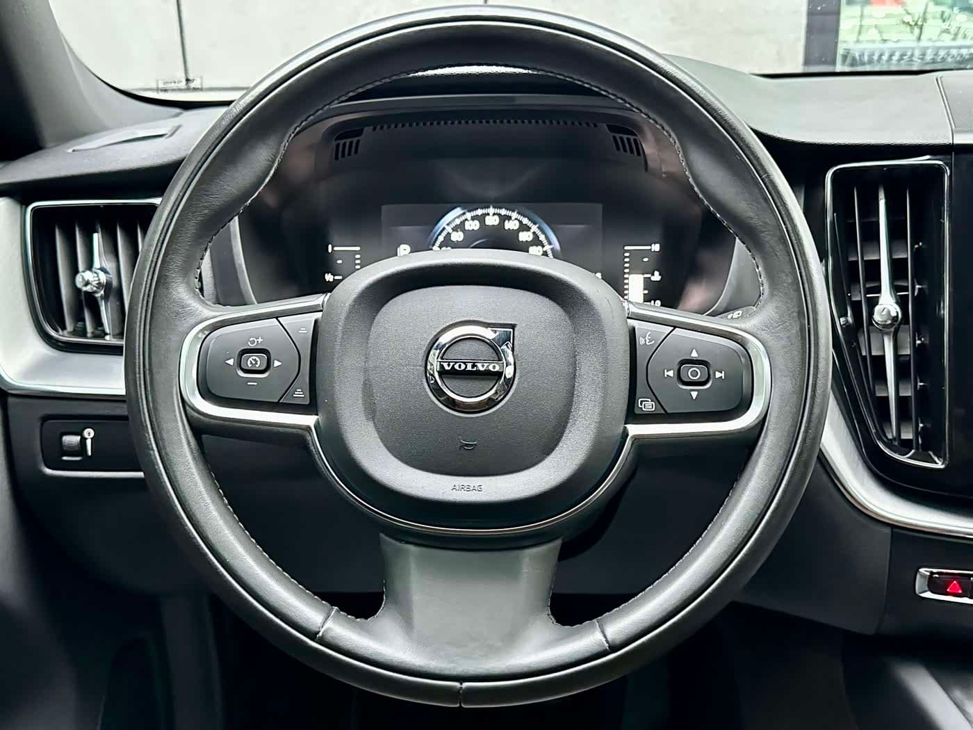 Volvo XC60 2021 — Фото 15/16