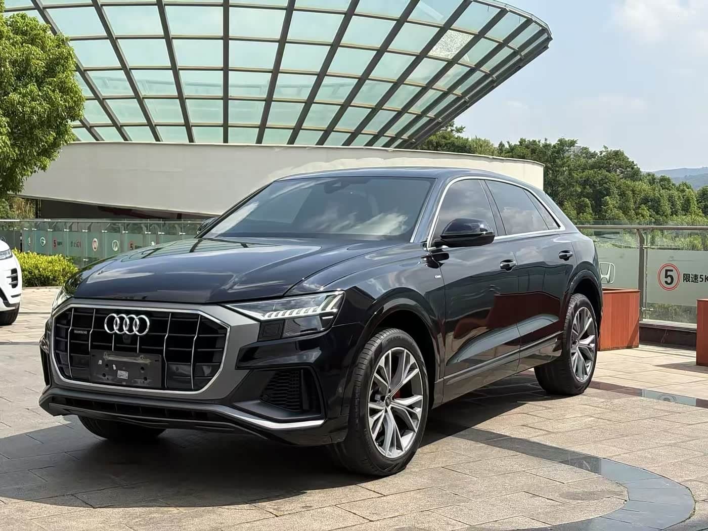 Audi Q8 2021 — Фото 1/9