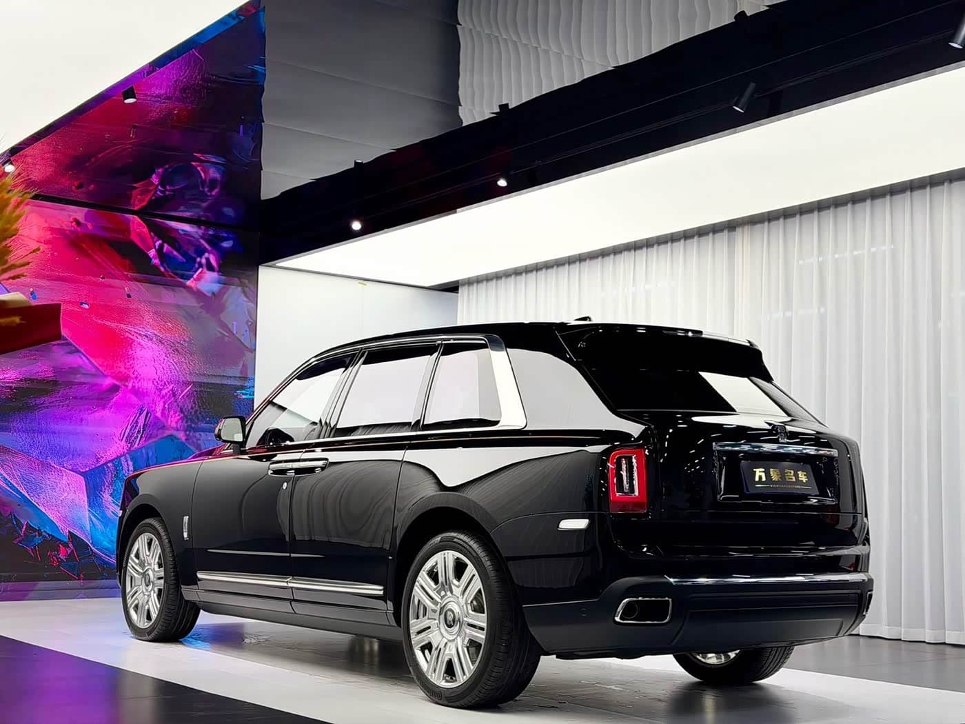 Rolls-Royce Cullinan 2020 — Фото 4/20