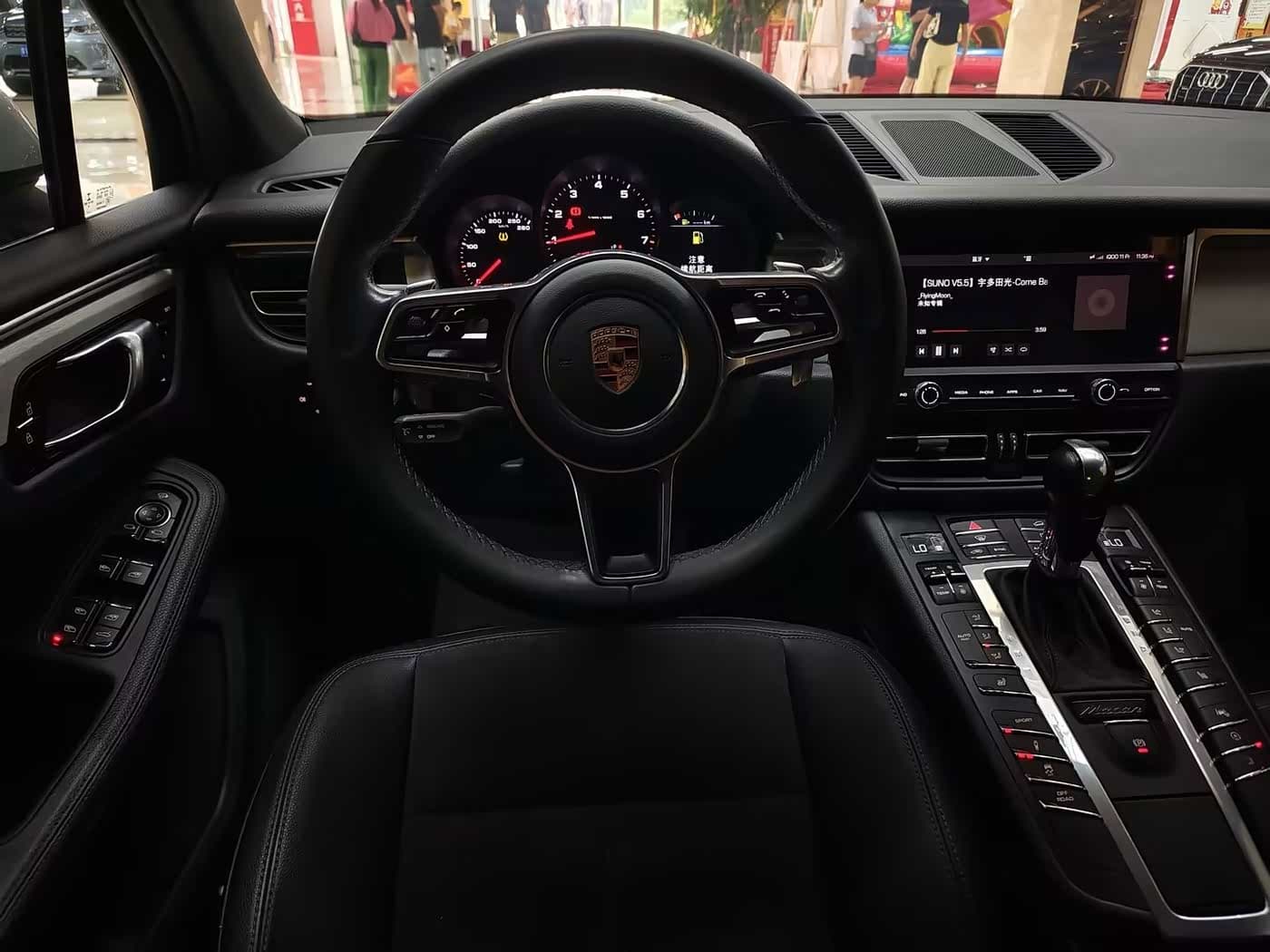 Porsche Macan 2019 — Фото 11/20