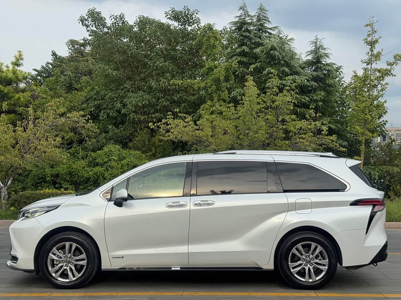 Toyota Sienna 2022 — Фото 4/20