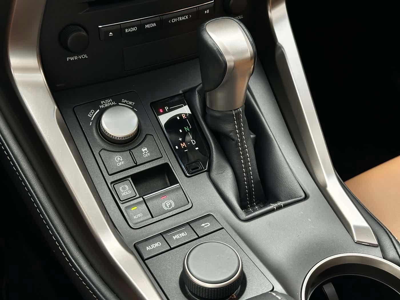 Lexus NX 2017 — Фото 16/18