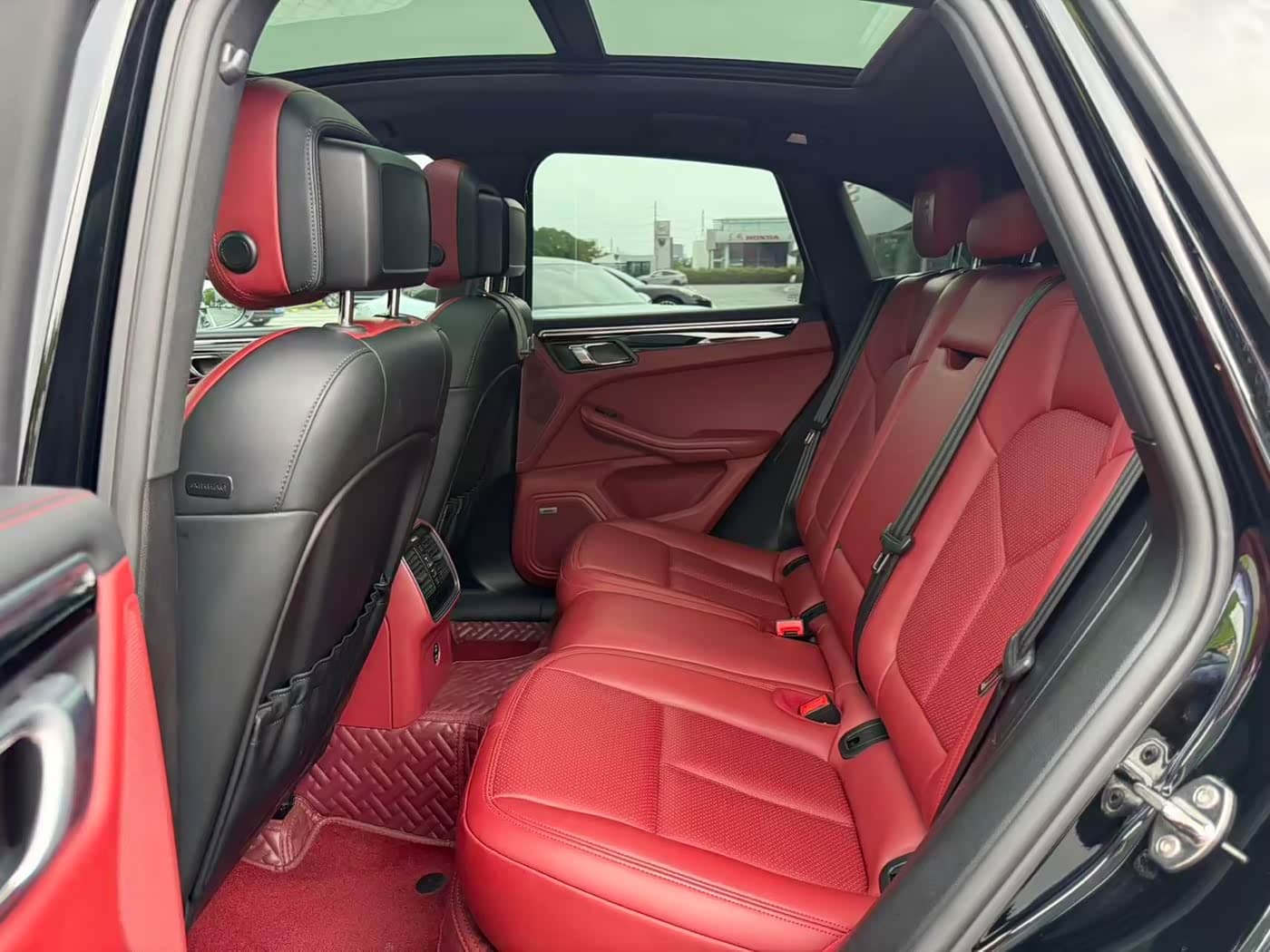 Porsche Macan 2023 — Фото 8/18