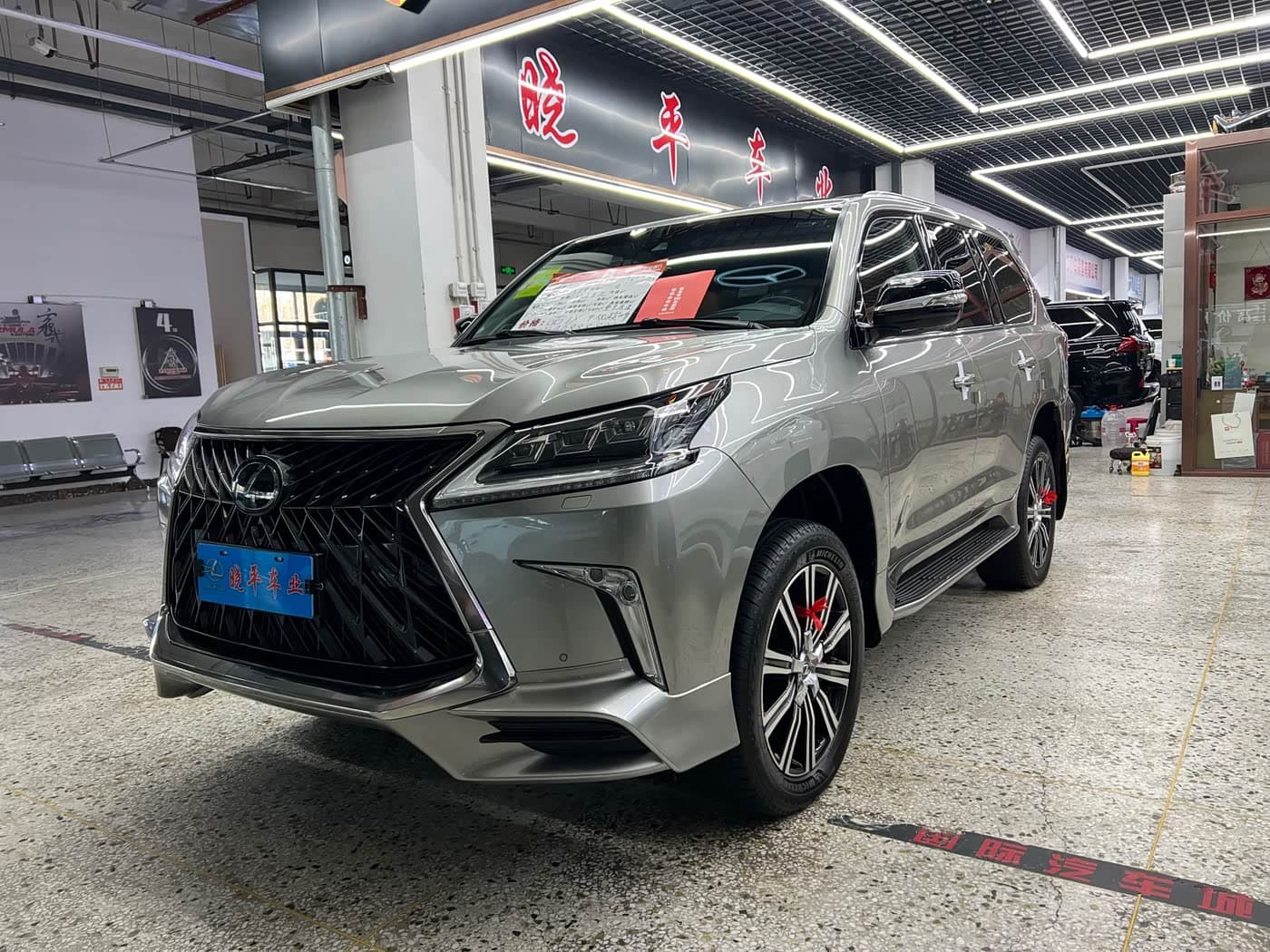 Lexus LX 2019 — Фото 1/20