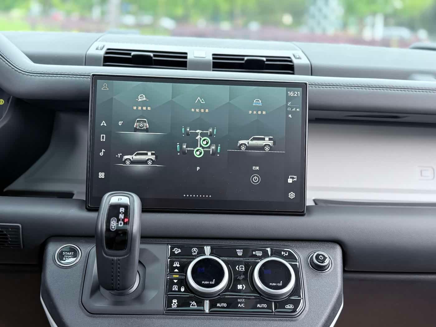 Land Rover Defender 2024 — Фото 14/20