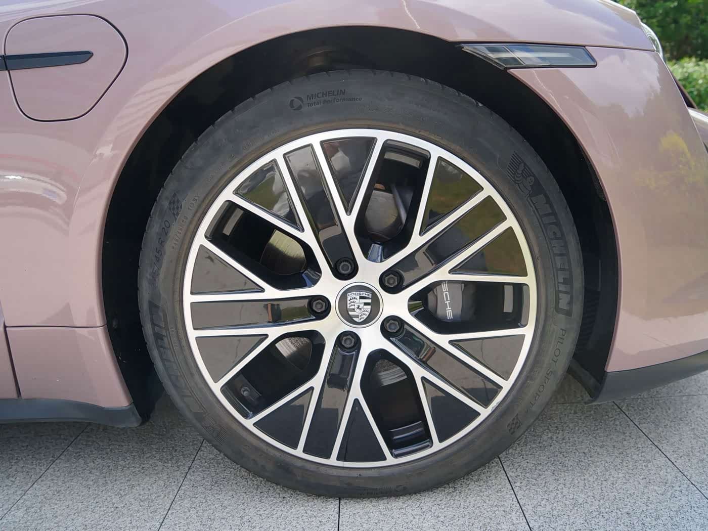 Porsche Taycan 2021 — Фото 9/19