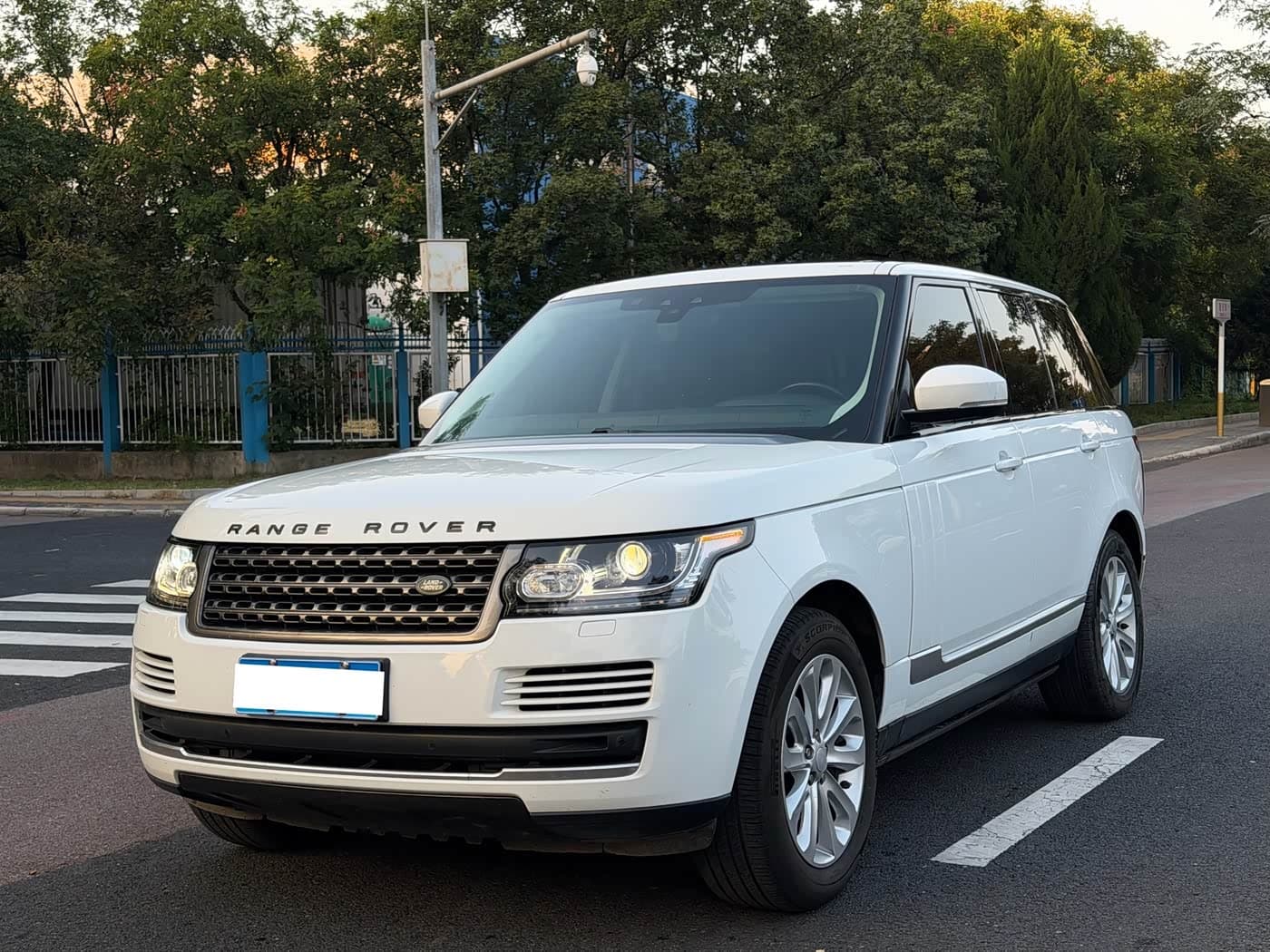 Land Rover Range Rover 2018 — Фото 1/20