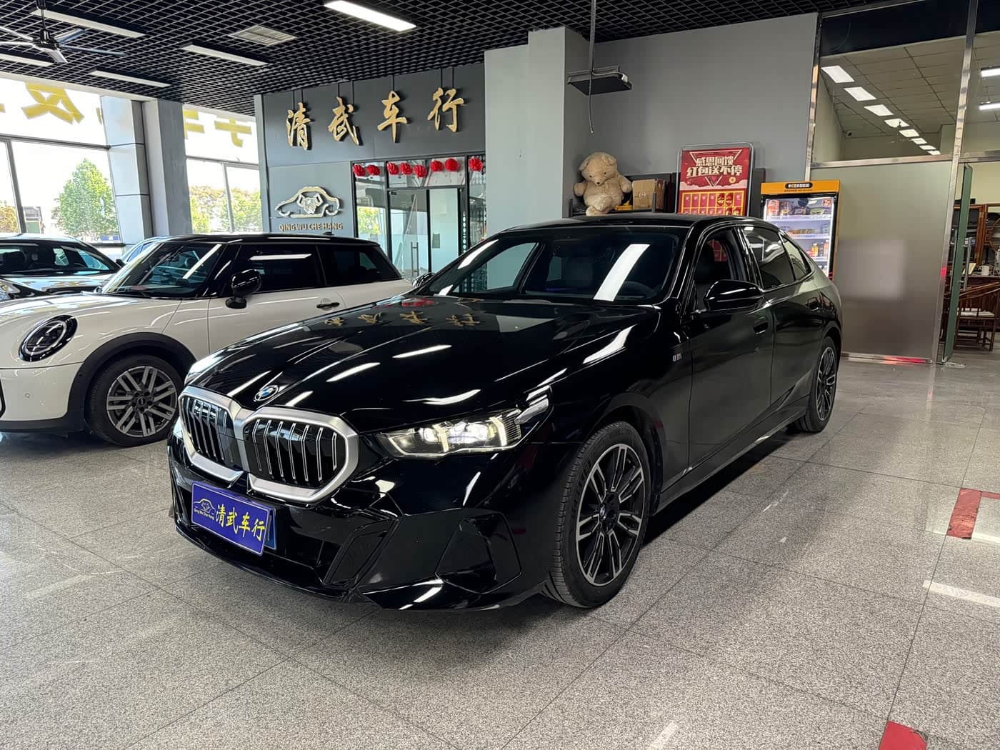 BMW 5 Series 2025 — Фото 1/15