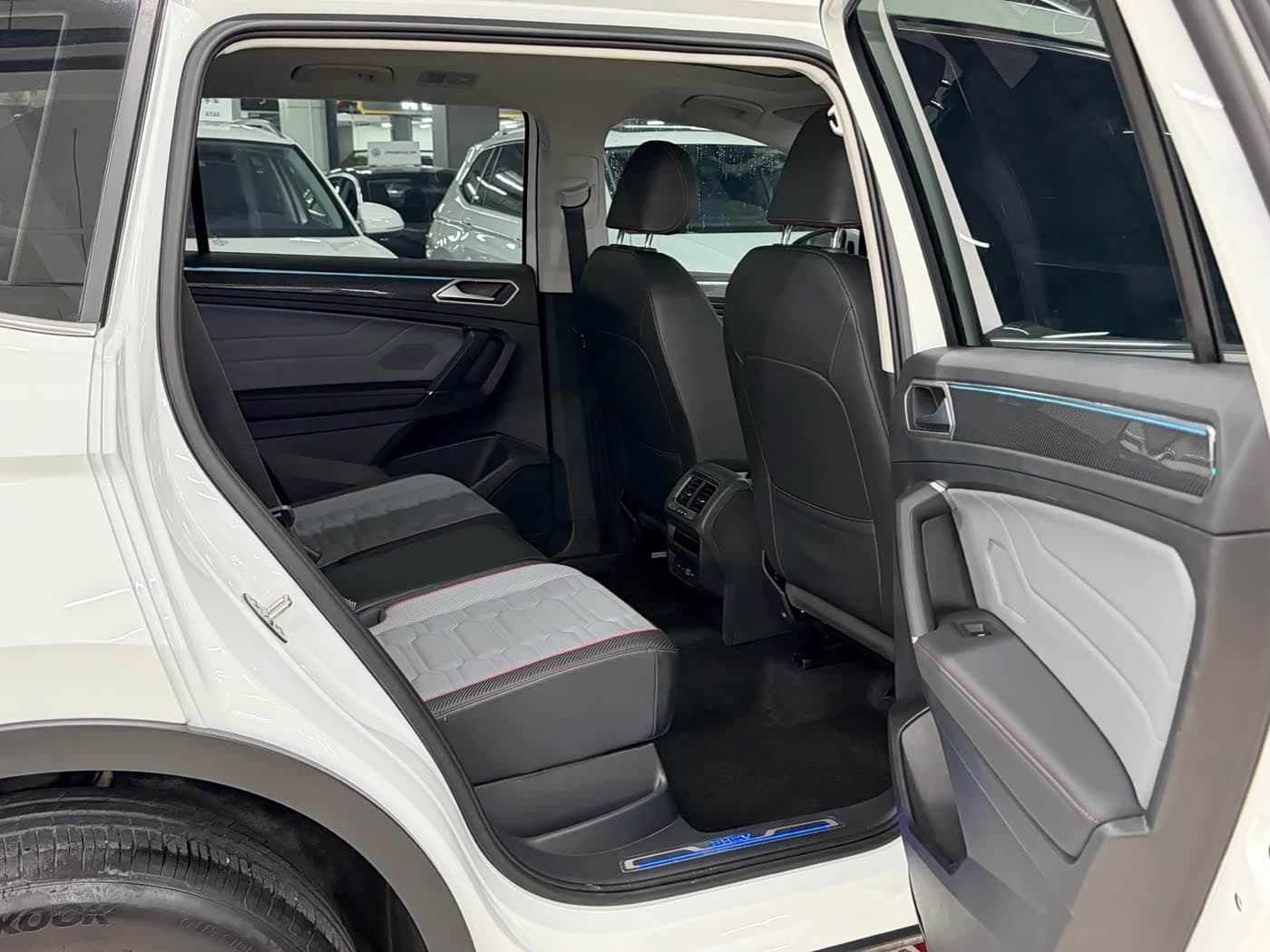 Volkswagen Tiguan L PHEV 2023 — Фото 13/13