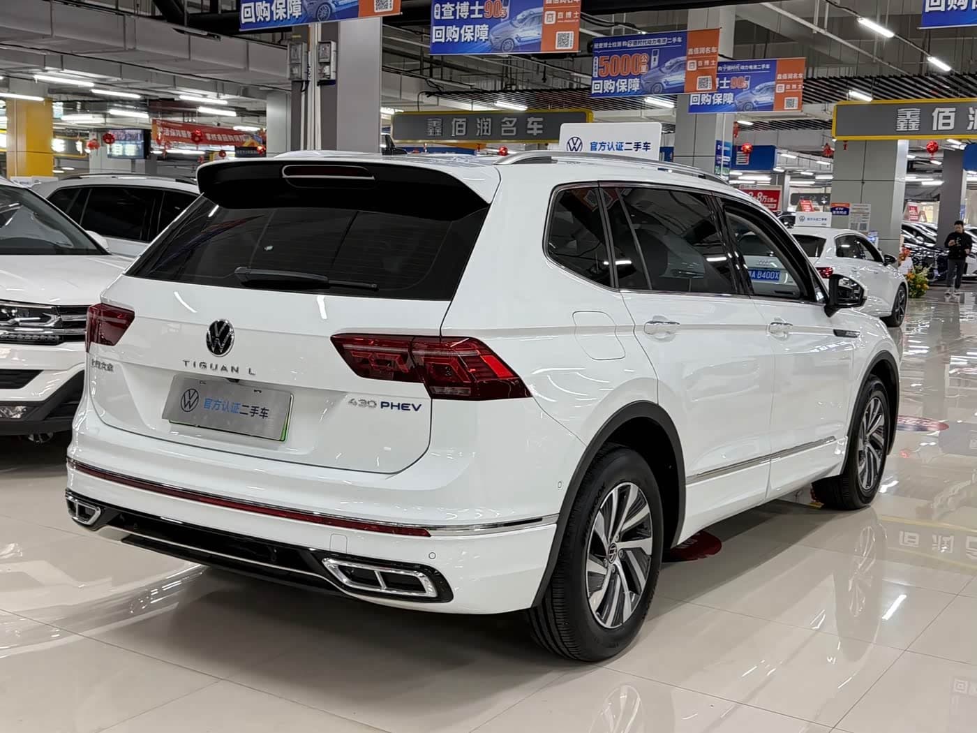Volkswagen Tiguan L PHEV 2023 — Фото 9/14