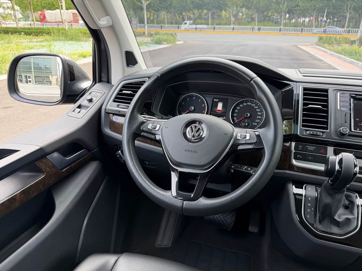 Volkswagen Multivan 2018 — Фото 7/20