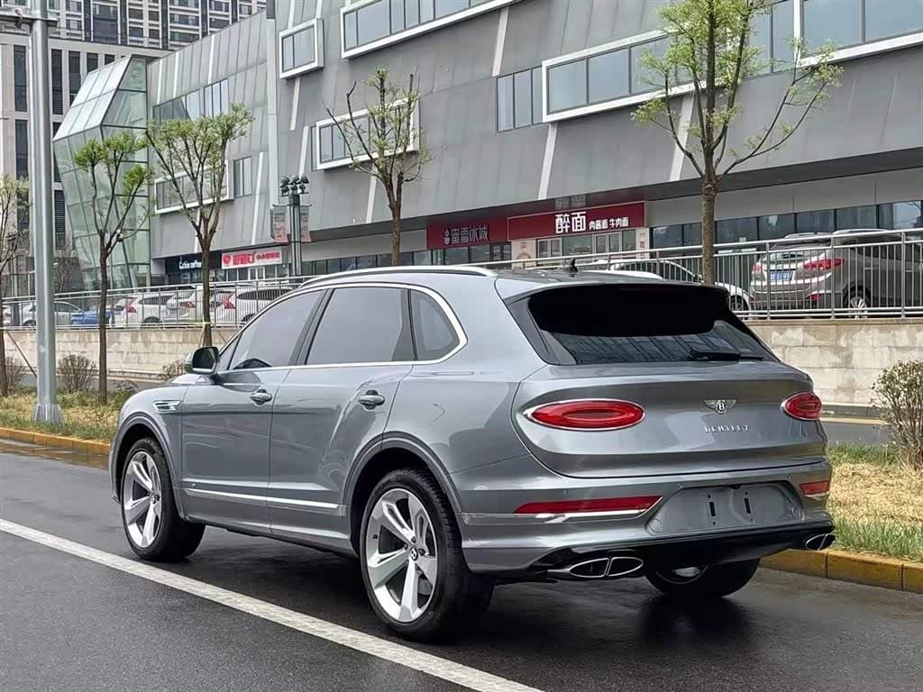 Bentley Bentayga 2021 — Фото 3/7