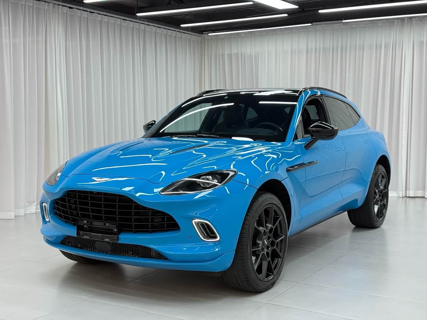 Aston Martin DBX 2023 — Фото 2/19