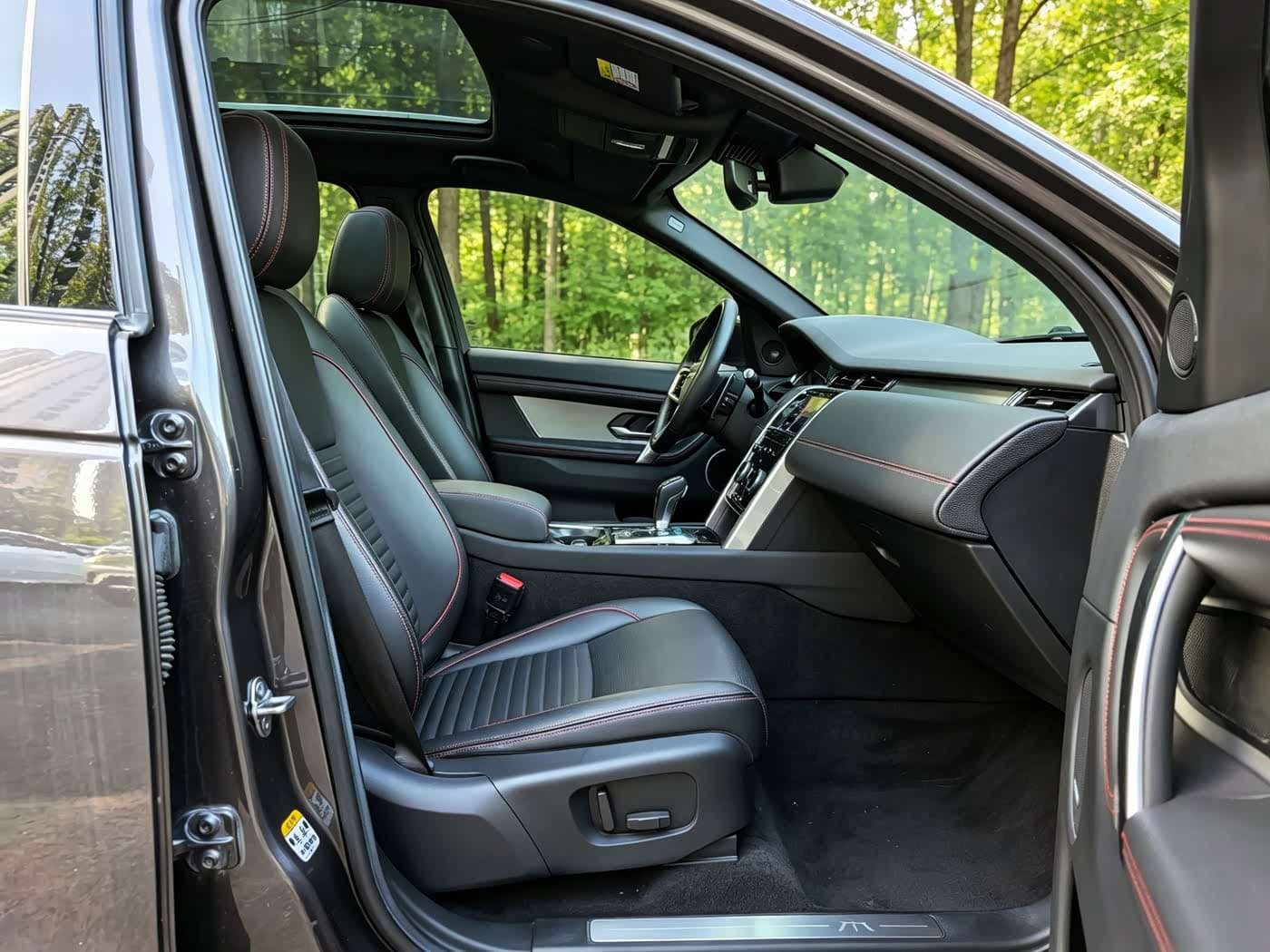 Land Rover Discovery Sport 2023 — Фото 10/20