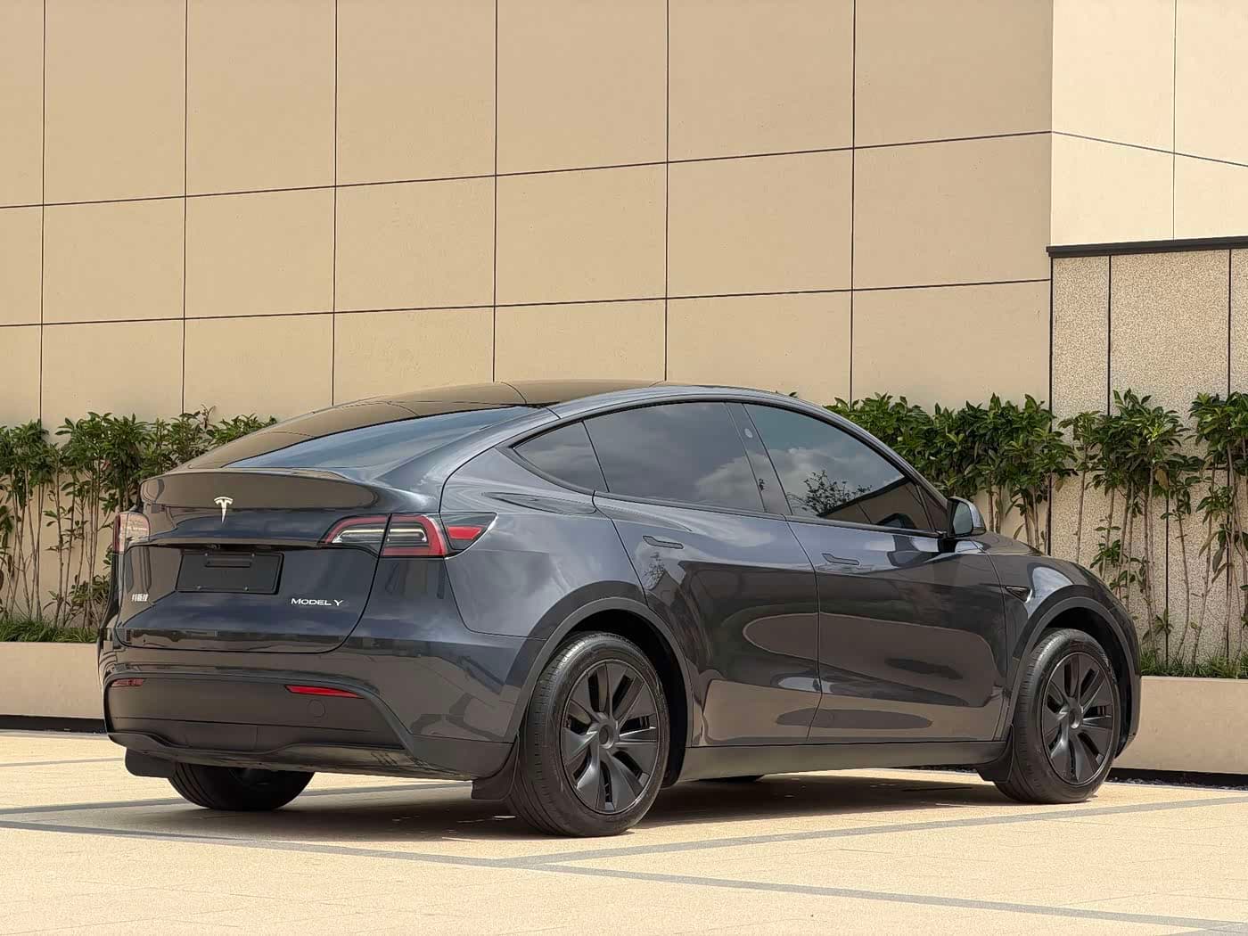 Tesla Model Y 2025 — Фото 12/13