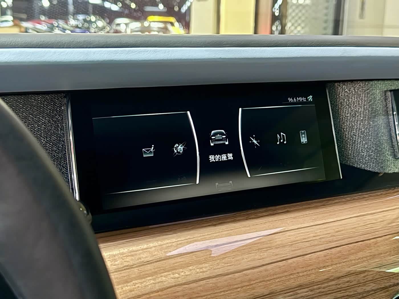Rolls-Royce Phantom 2020 — Фото 12/20