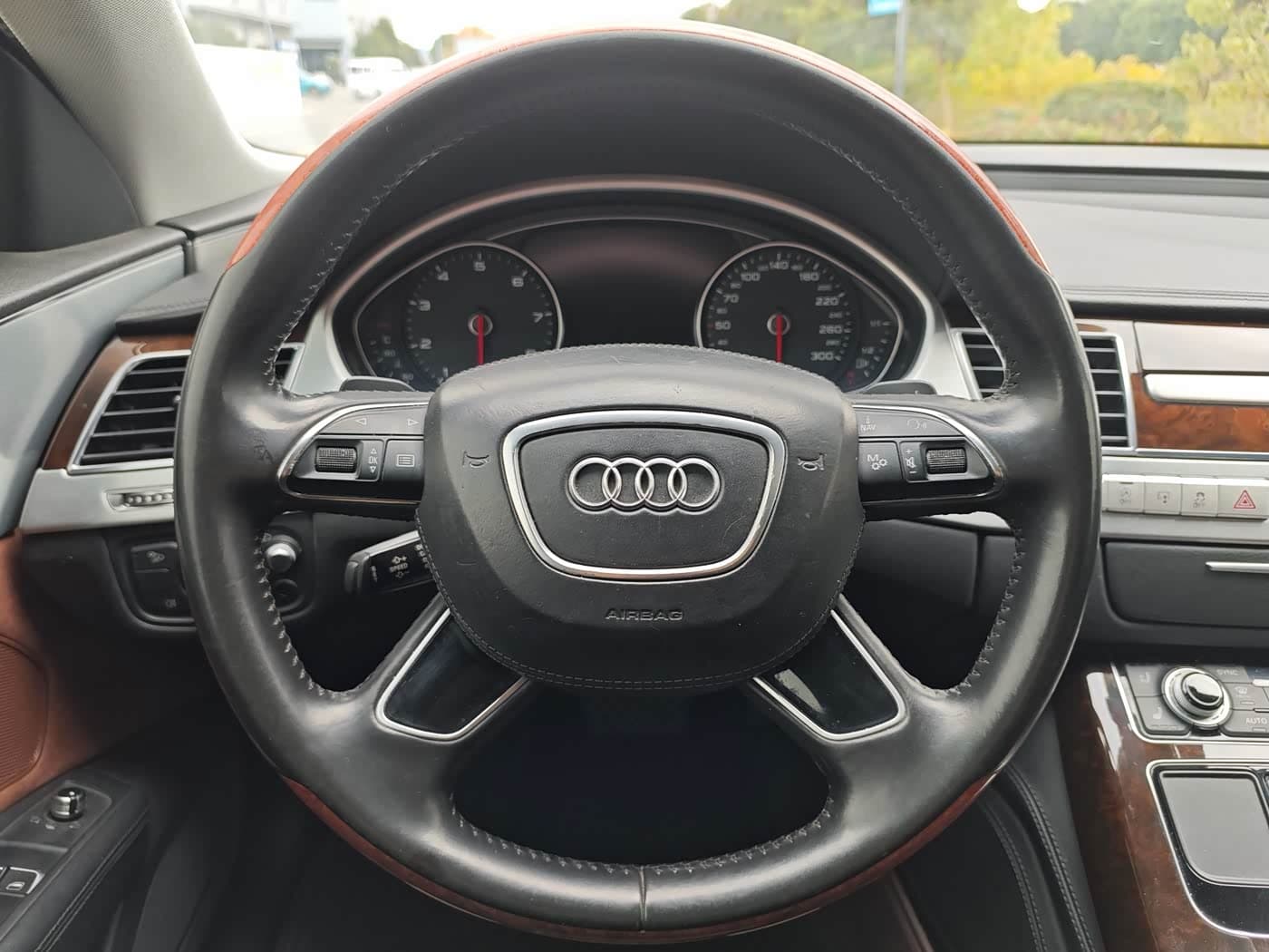 Audi A8 2016 — Фото 4/9
