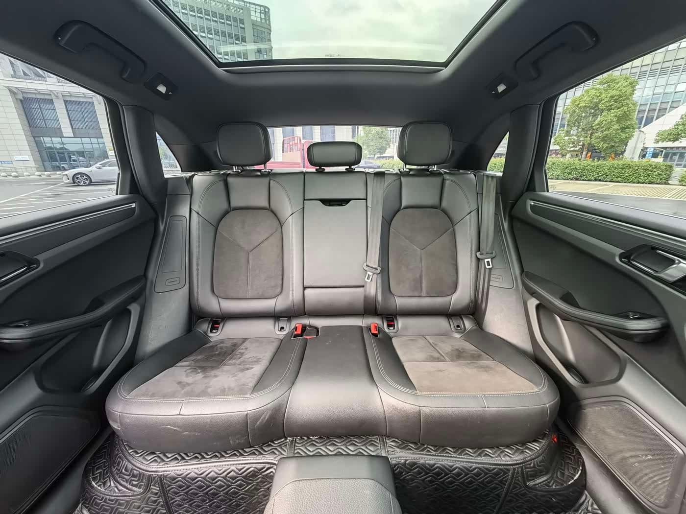 Porsche Macan 2022 — Фото 13/16