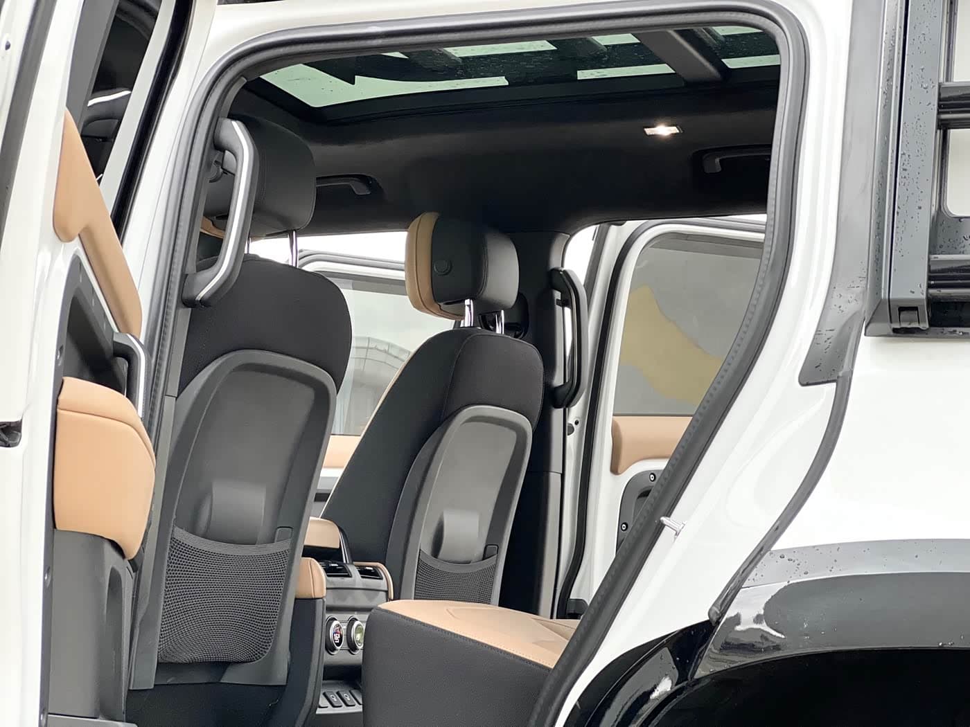 Land Rover Defender 2025 — Фото 5/16