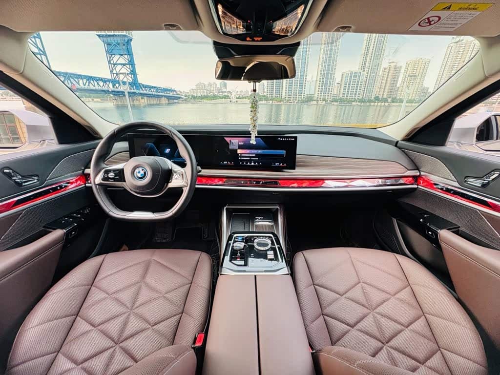 BMW i7 2023 — Фото 4/9