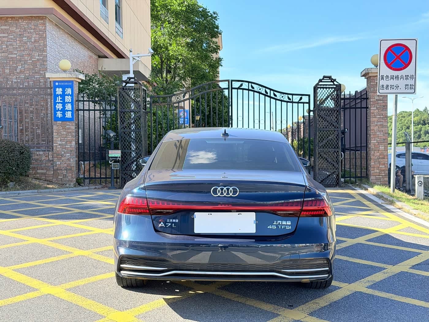 Audi A7L 2023 — Фото 8/9