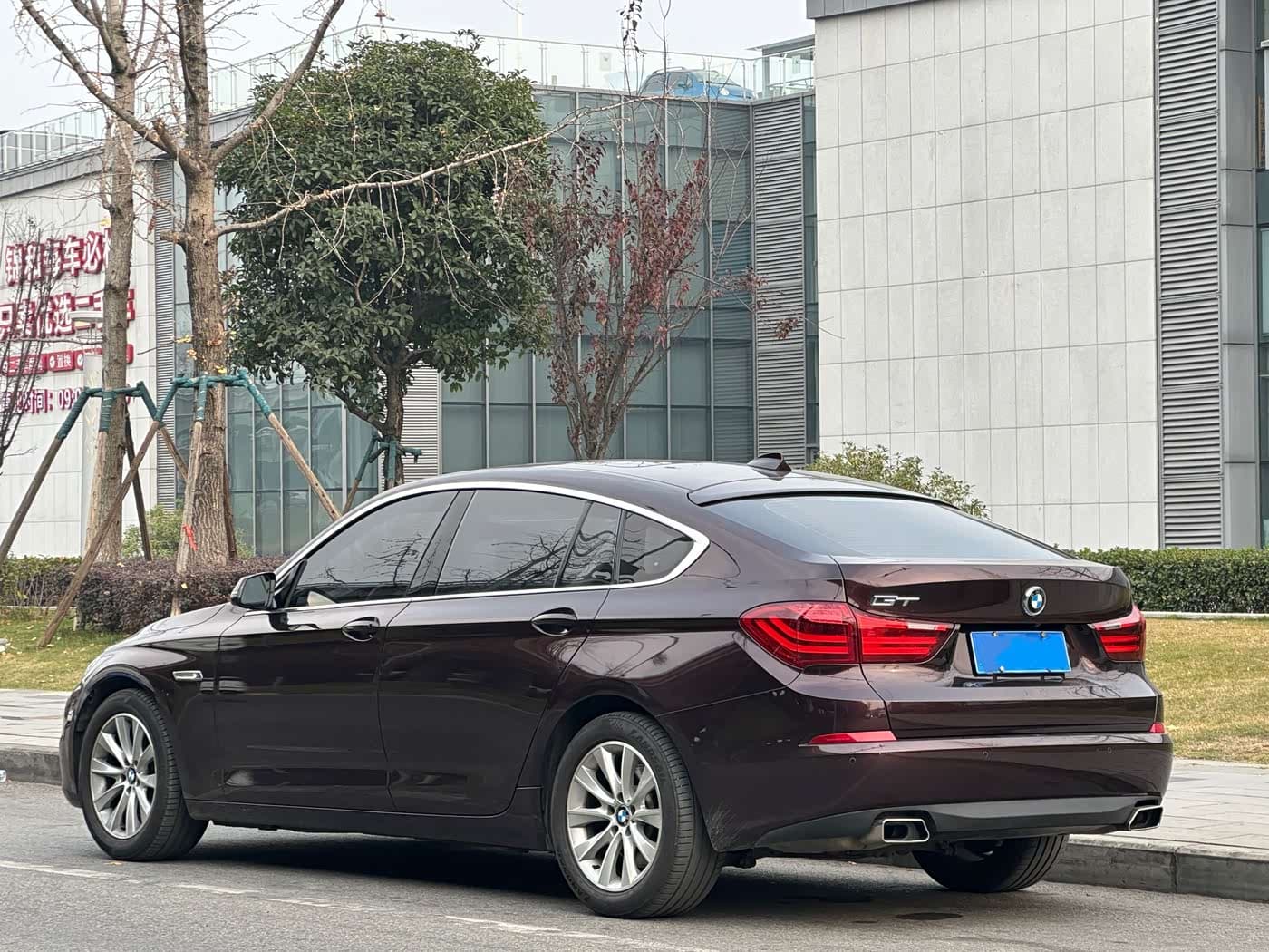 BMW 5 Series GT 2017 — Фото 12/13