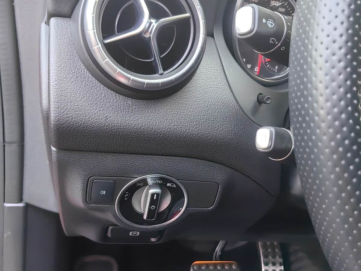 Mercedes-Benz CLA 2018 — Фото 7/20