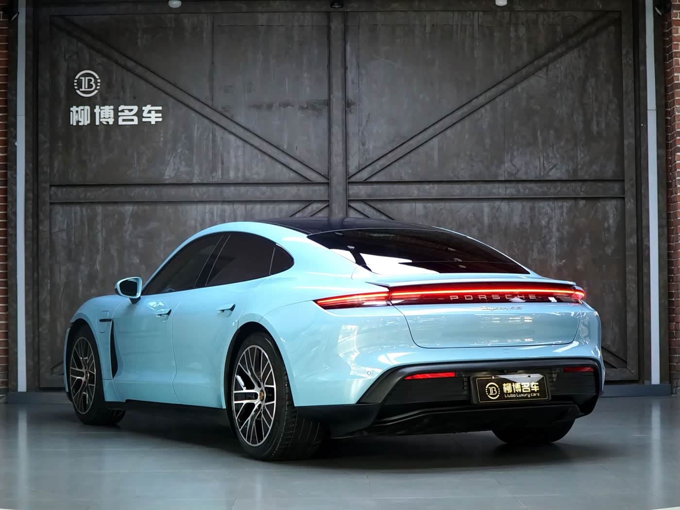 Porsche Taycan 2021 — Фото 3/20