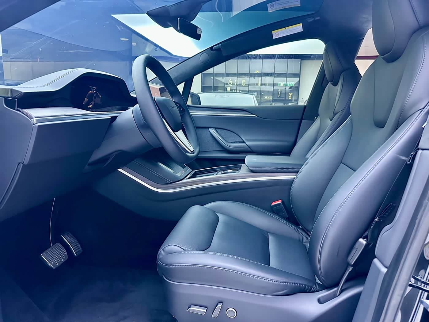 Tesla Model X 2023 — Фото 4/15