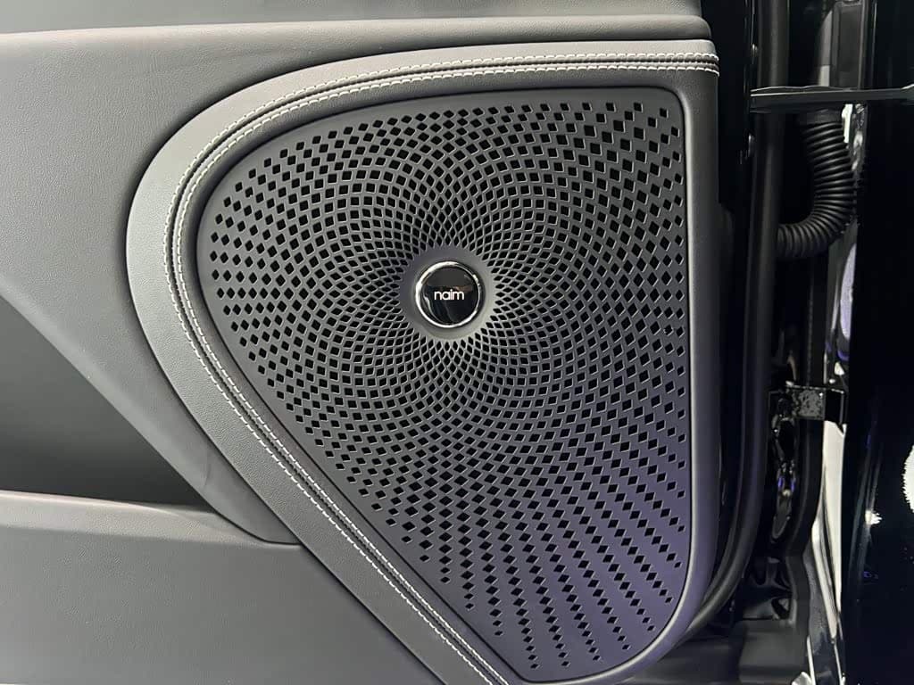 Bentley Flying Spur Plug-in Hybrid 2023 — Фото 10/20