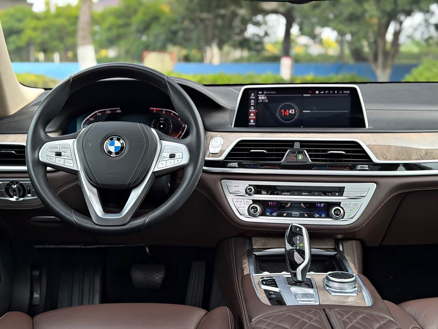 BMW 7 Series 2021 — Фото 8/20