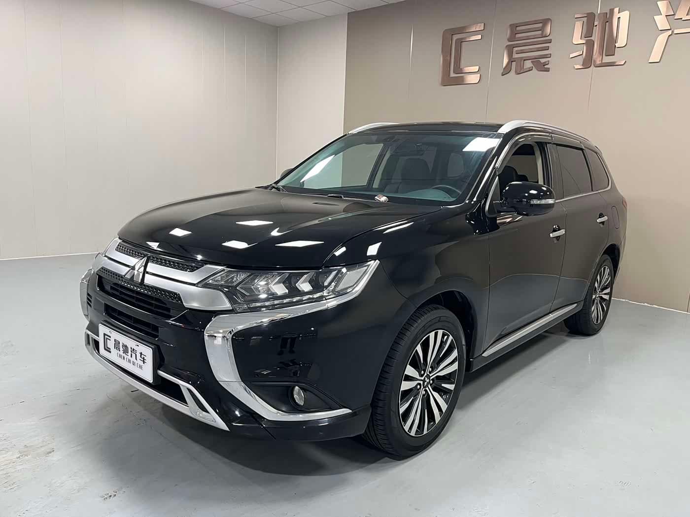 Mitsubishi Outlander 2022 — Фото 1/18