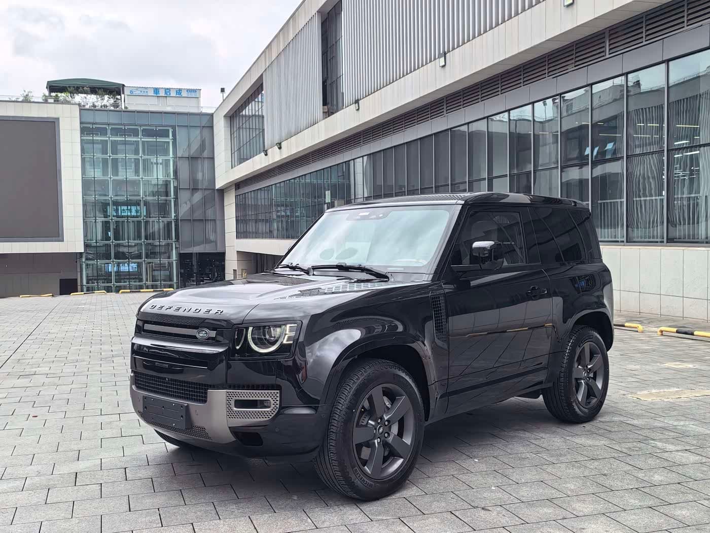 Land Rover Defender 2025 — Фото 1/19