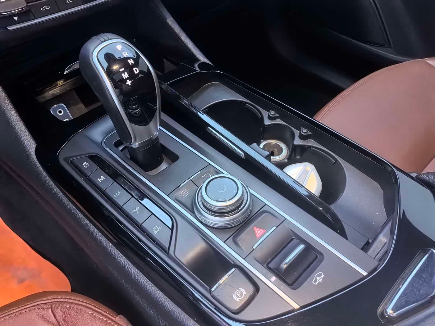 Maserati Levante 2018 — Фото 13/17