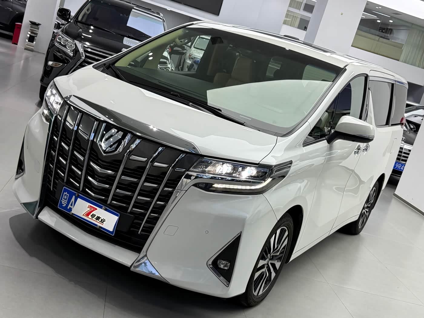 Toyota Alphard 2018 — Фото 1/12