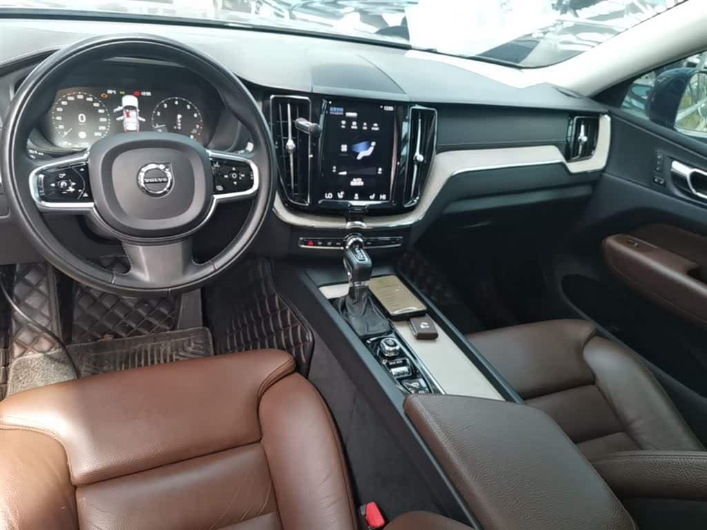 Volvo XC60 2020 — Фото 10/20