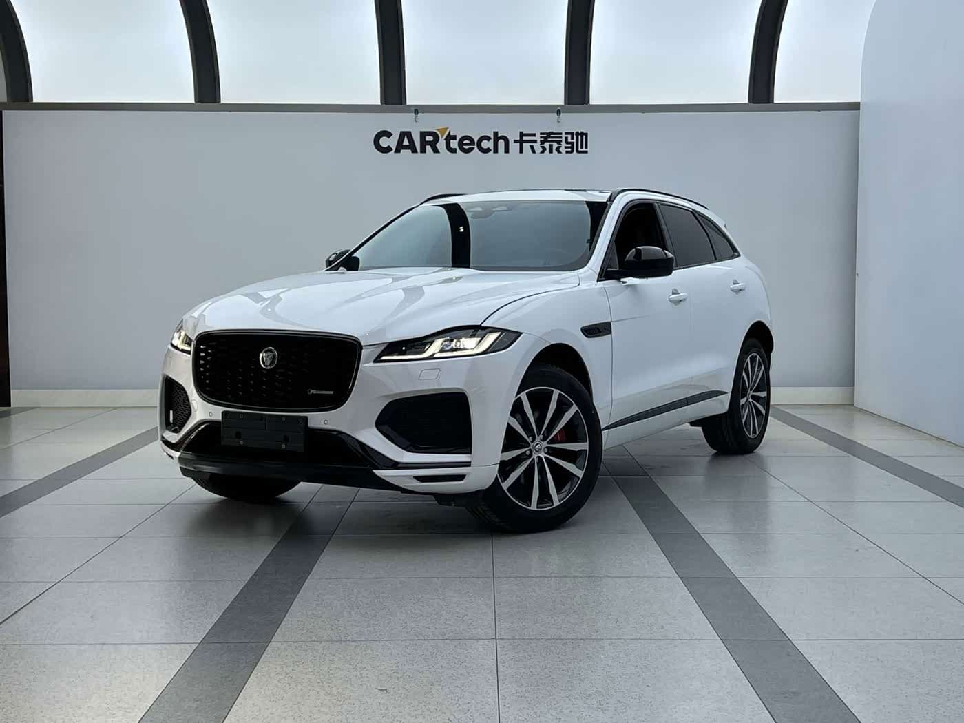 Jaguar F-PACE 2023 — Фото 1/10