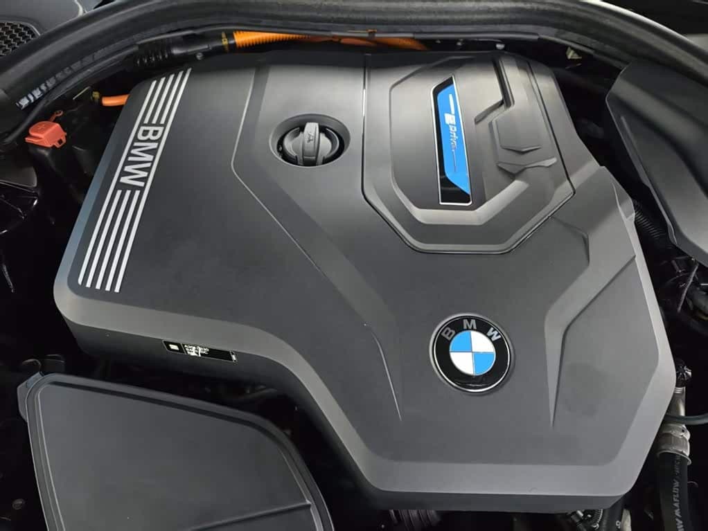 BMW 5 Series New Energy 2021 — Фото 15/17
