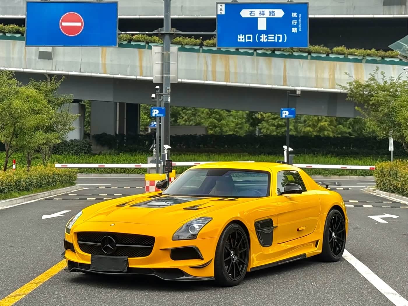 Mercedes-Benz SLS AMG 2015 — Фото 3/9