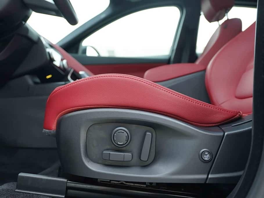 Jaguar E-PACE 2024 — Фото 12/20