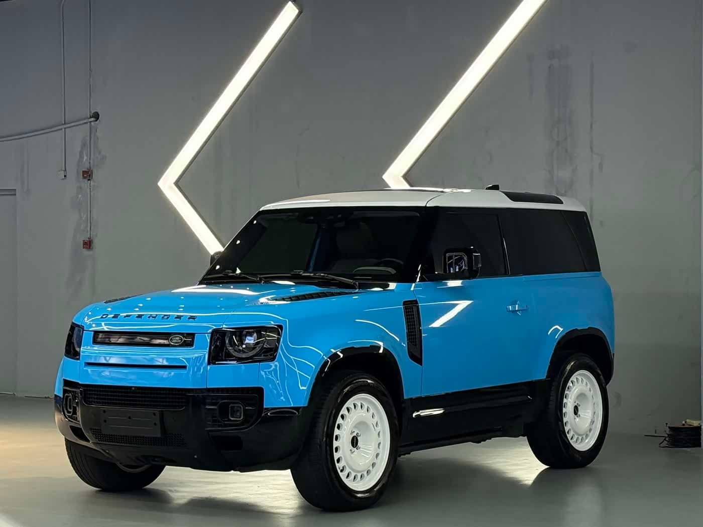 Land Rover Defender 2021 — Фото 1/20