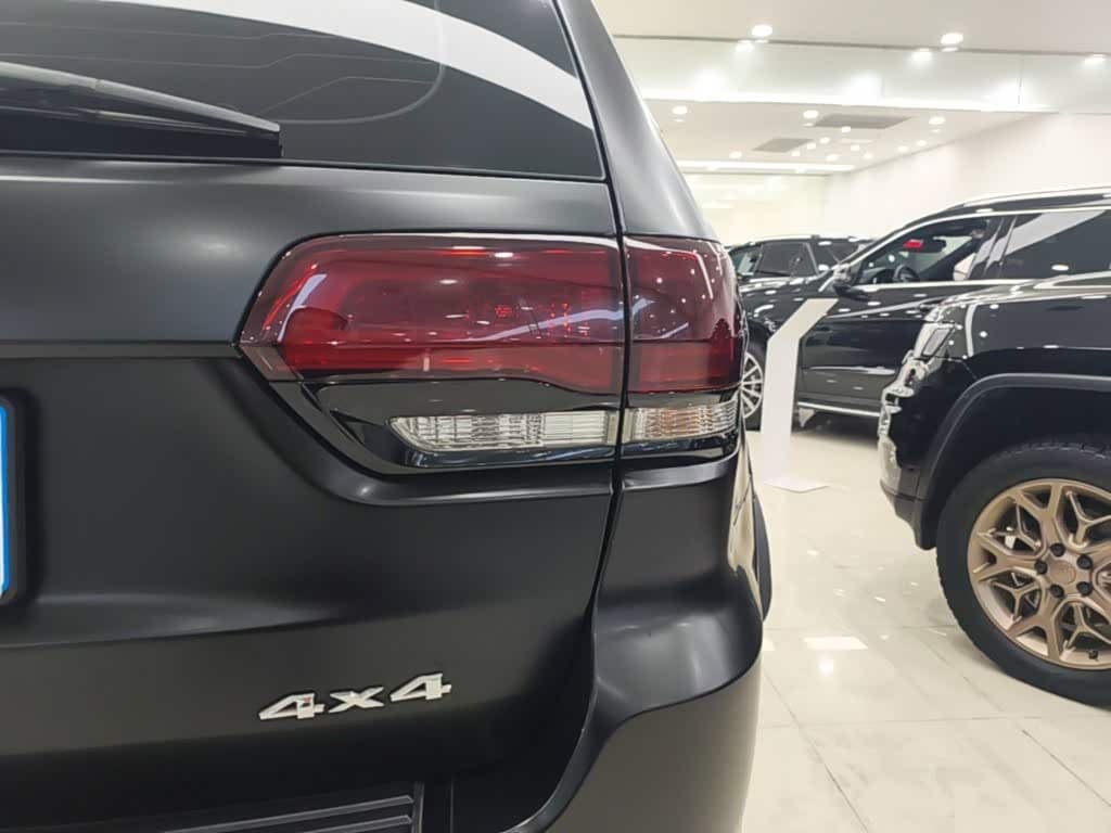 Jeep Grand Cherokee 2018 — Фото 8/20