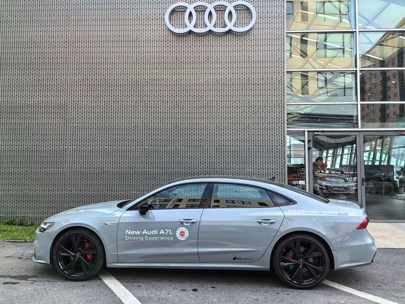 Audi A7L 2025 — Фото 9/10